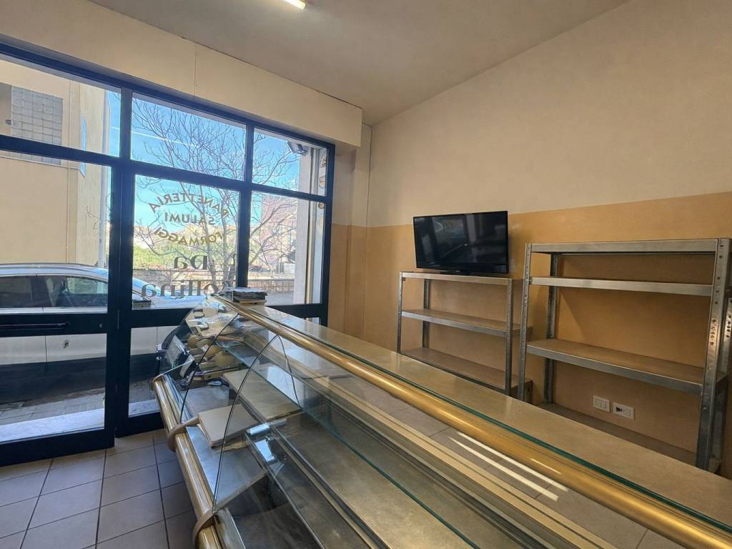 negozio in vendita a Sassari in zona Cappuccini