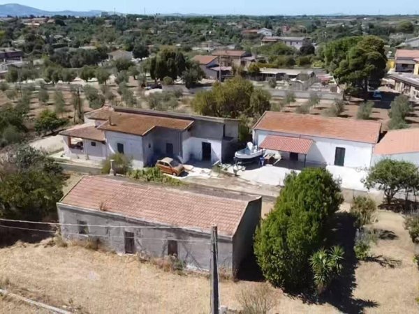 casa indipendente in vendita a Sassari in zona Ottava