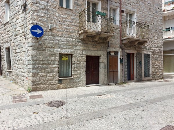 locale commerciale in vendita a Tempio Pausania