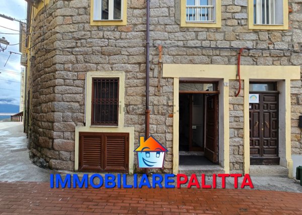 locale commerciale in vendita a Tempio Pausania