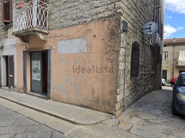 locale commerciale in vendita a Tempio Pausania