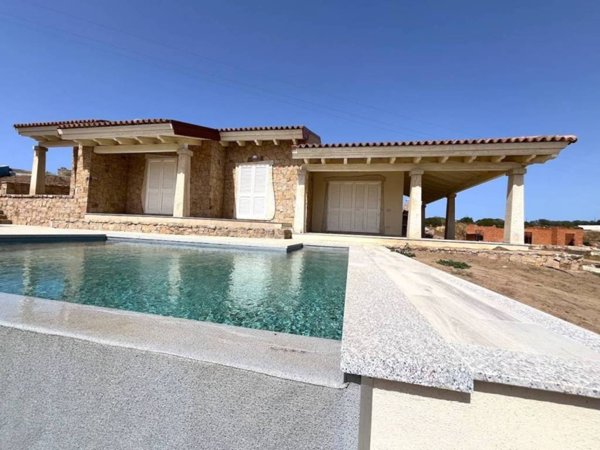 casa indipendente in vendita a Trinità d'Agultu e Vignola in zona Isola Rossa