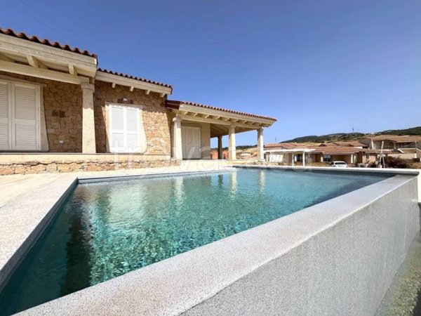 casa indipendente in vendita a Trinità d'Agultu e Vignola in zona Isola Rossa
