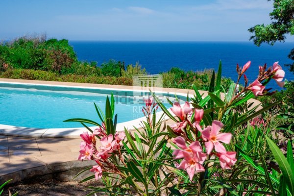 villa in vendita a Trinità d'Agultu e Vignola in zona Costa Paradiso