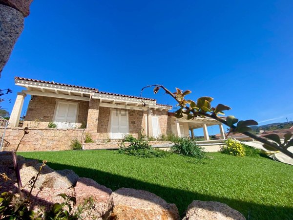 casa indipendente in vendita a Trinità d'Agultu e Vignola in zona Isola Rossa