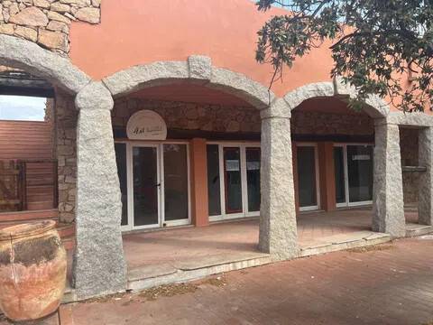 negozio in vendita a Trinità d'Agultu e Vignola in zona Isola Rossa