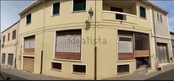 locale commerciale in vendita ad Uri