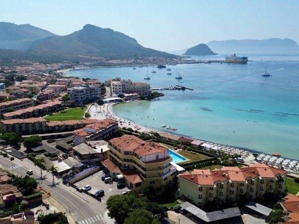 intera palazzina in vendita a Golfo Aranci