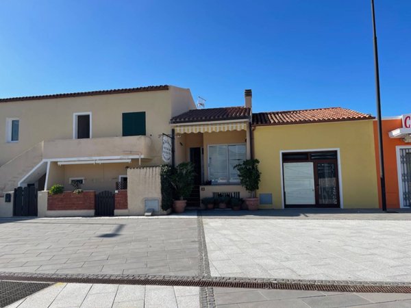 locale commerciale in vendita a Golfo Aranci in zona Rudalza