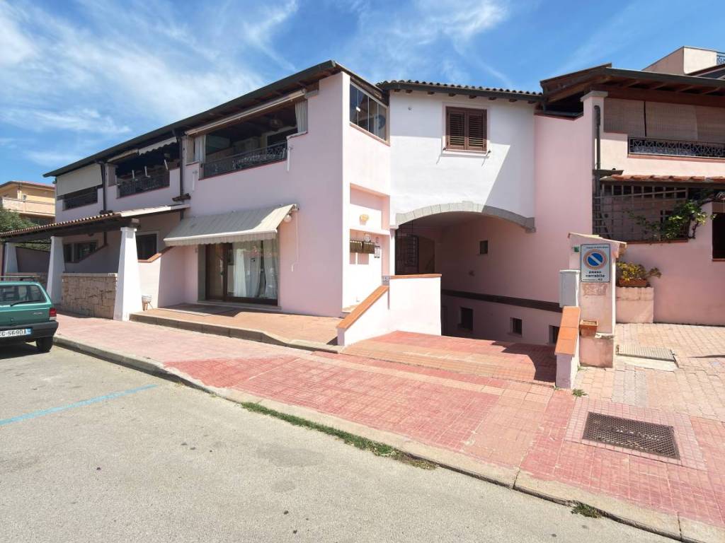 appartamento in vendita a Golfo Aranci in zona Rudalza