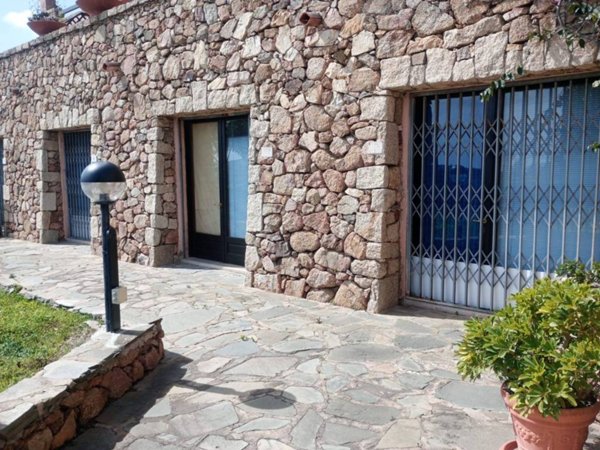negozio in vendita a Loiri Porto San Paolo