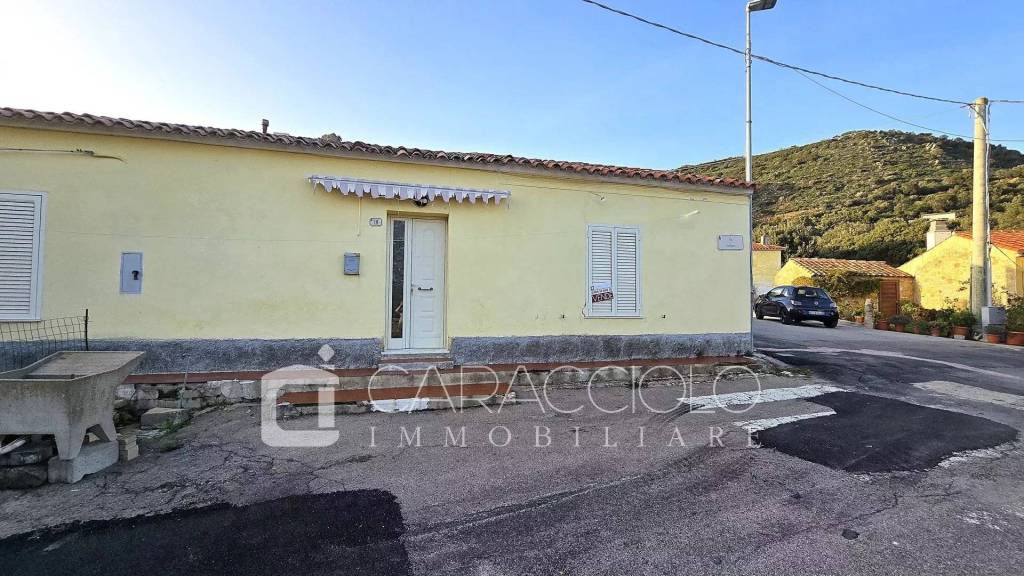 casa indipendente in vendita a Padru in zona Tirialzu