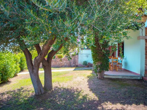 appartamento in vendita a Budoni in zona Muriscuvò
