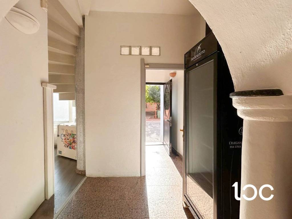 negozio in vendita a Budoni in zona Budoni centro