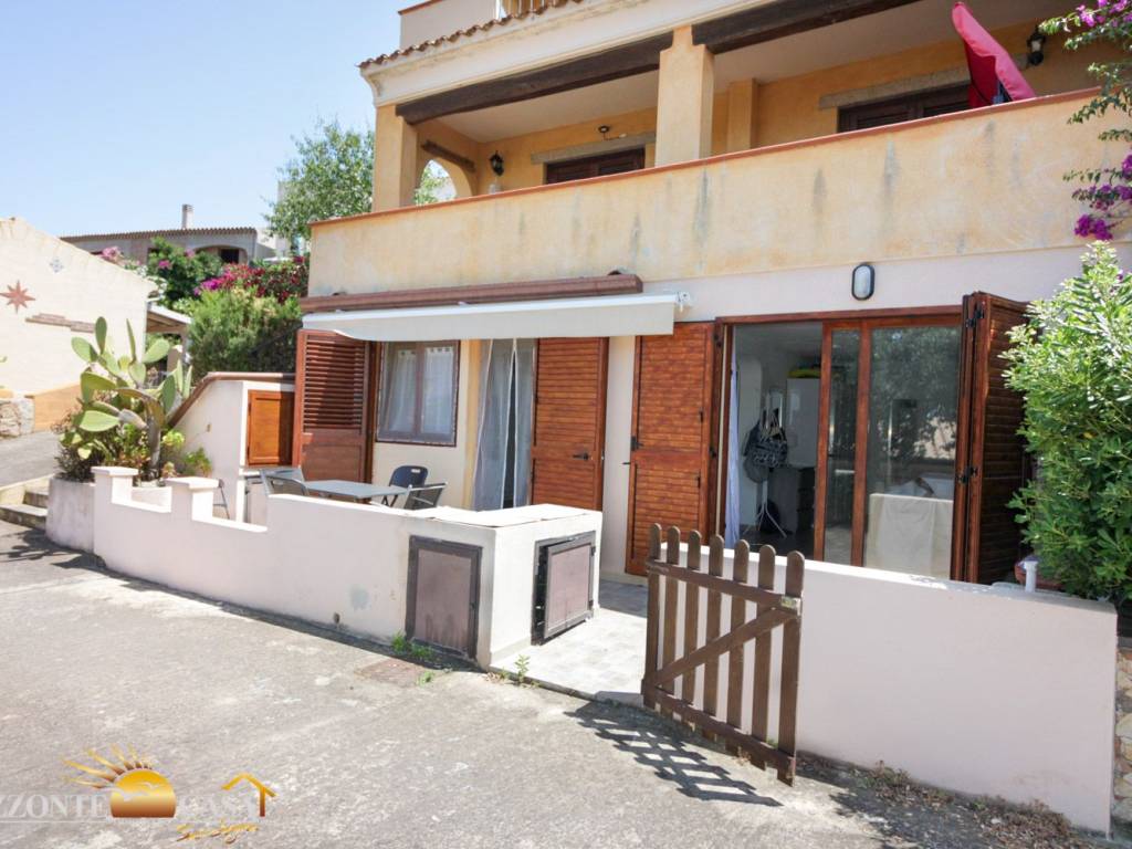 appartamento in vendita a Budoni in zona Muriscuvò