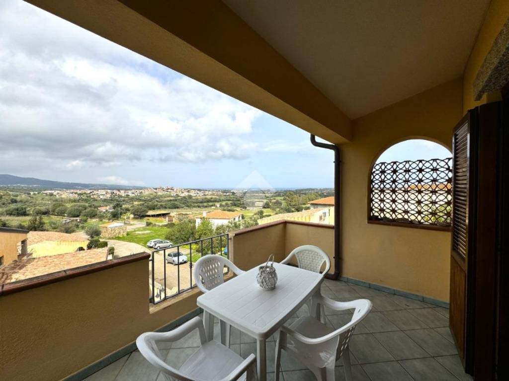 appartamento in vendita a Budoni in zona Muriscuvò