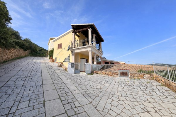 appartamento in vendita a Budoni in zona Muriscuvò