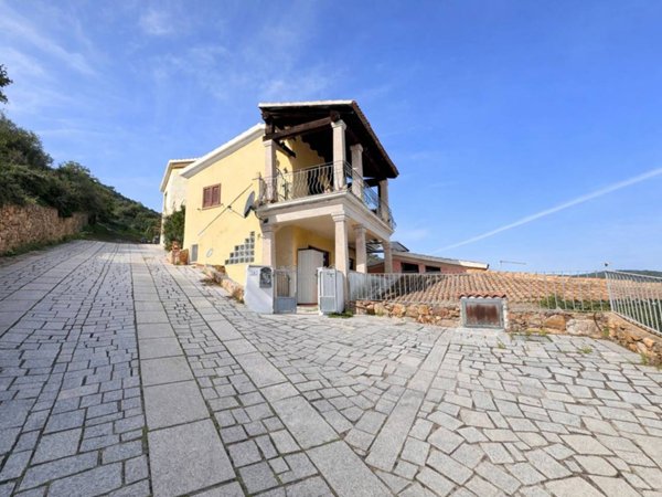appartamento in vendita a Budoni in zona Muriscuvò