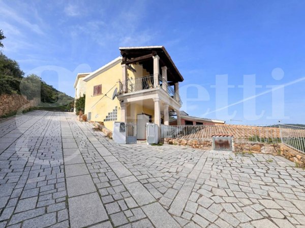 appartamento in vendita a Budoni in zona Muriscuvò
