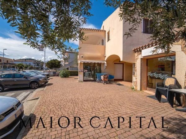 negozio in vendita a Budoni in zona Budoni centro