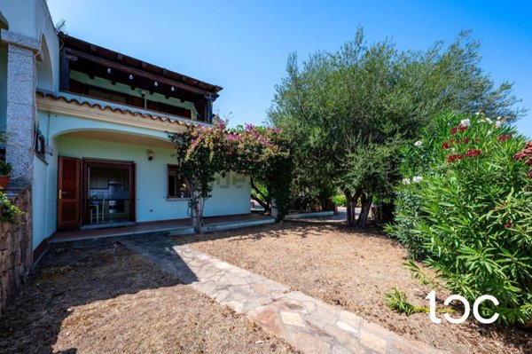 appartamento in vendita a Budoni in zona Muriscuvò