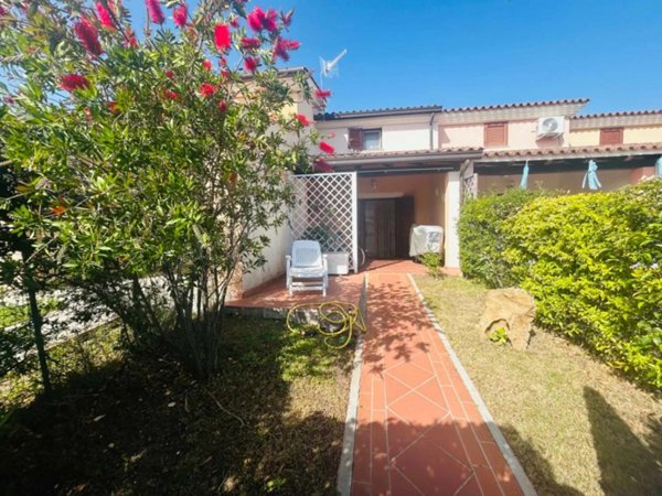 casa indipendente in vendita a San Teodoro(SS) in zona La Cinta