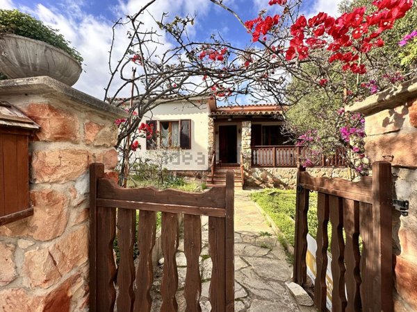 casa indipendente in vendita a San Teodoro(SS) in zona La Cinta