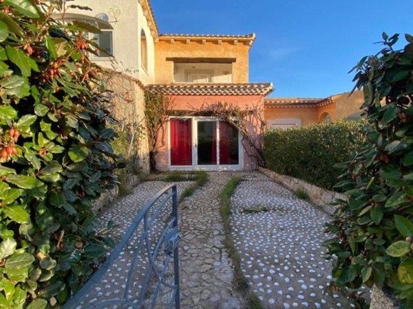 casa indipendente in vendita a San Teodoro(SS) in zona Lu Fraili