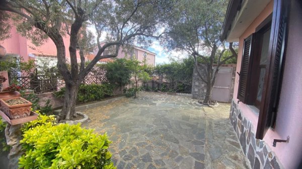 casa indipendente in vendita a San Teodoro(SS) in zona Lu Fraili