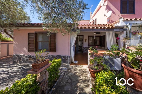 casa indipendente in vendita a San Teodoro(SS) in zona Lu Fraili