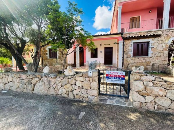 casa indipendente in vendita a San Teodoro(SS) in zona La Cinta