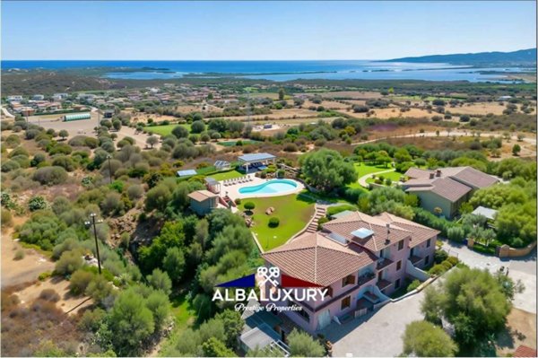 casa indipendente in vendita a San Teodoro(SS) in zona La Cinta
