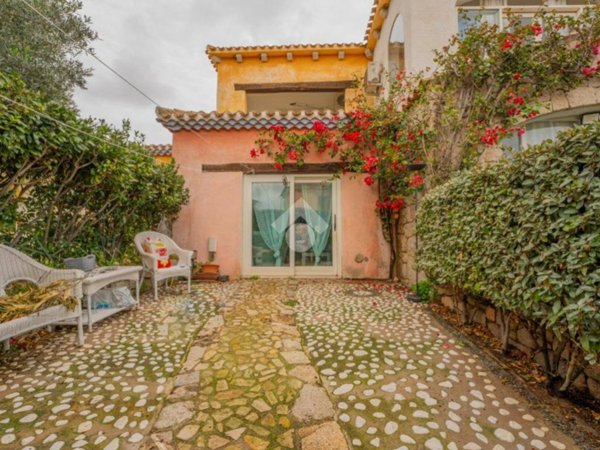casa indipendente in vendita a San Teodoro(SS) in zona Lu Fraili