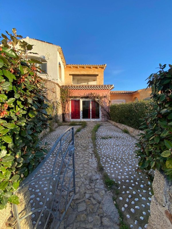 casa indipendente in vendita a San Teodoro(SS) in zona Lu Fraili