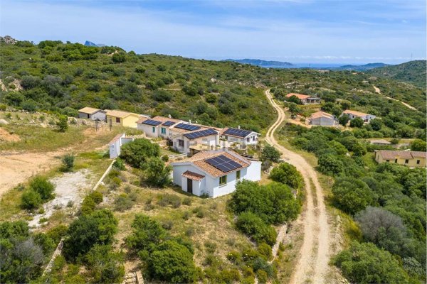 casa indipendente in vendita a San Teodoro(SS) in zona Monte Petrosu