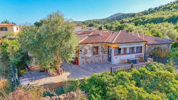 casa indipendente in vendita a San Teodoro(SS) in zona Buddittogliu Straulas