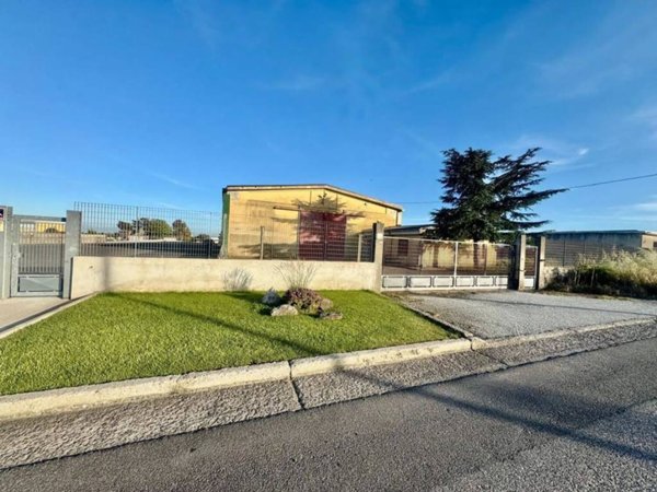 locale commerciale in vendita a Macomer