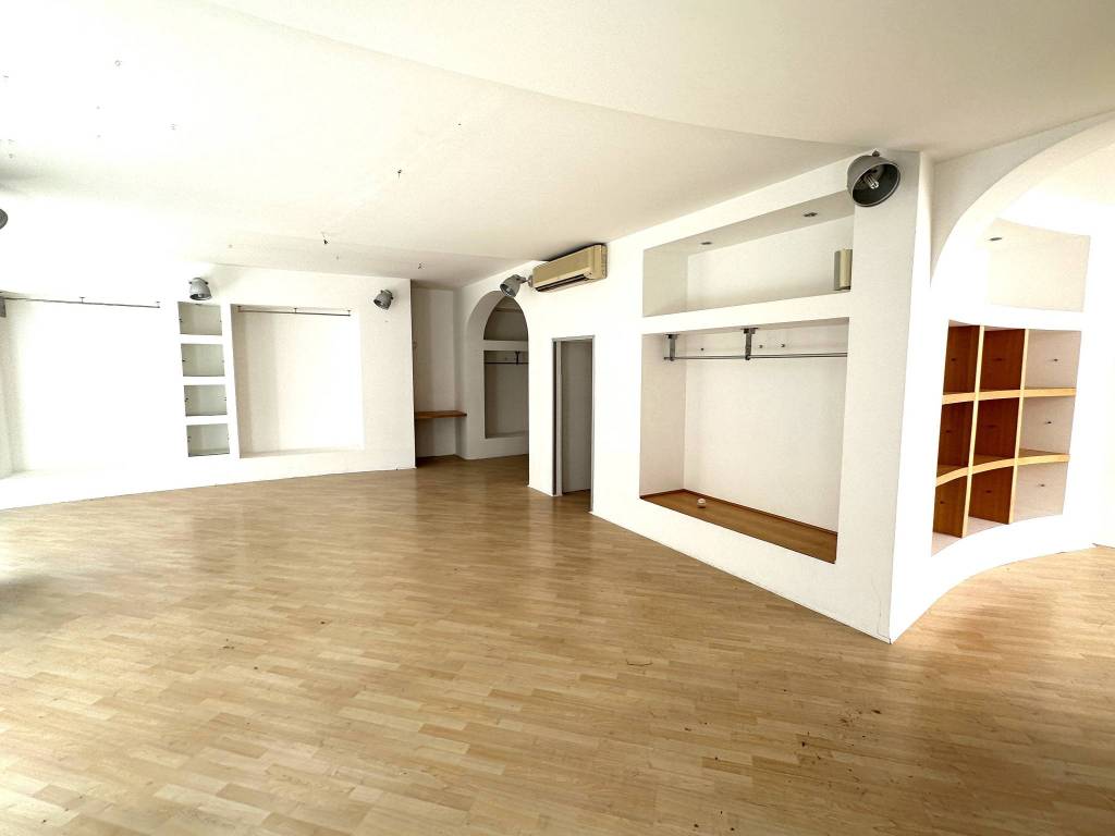 negozio in vendita a Nuoro in zona Centro Storico