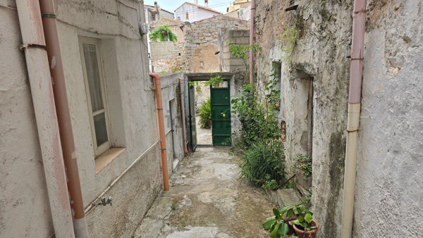 casa indipendente in vendita ad Oliena