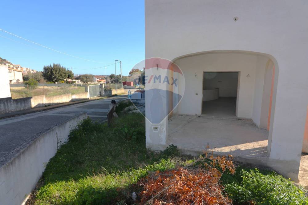 locale commerciale in vendita a Posada