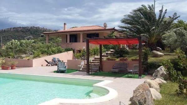 casa indipendente in vendita a Posada