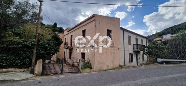 pentavano in vendita a Torpè in zona Brunella