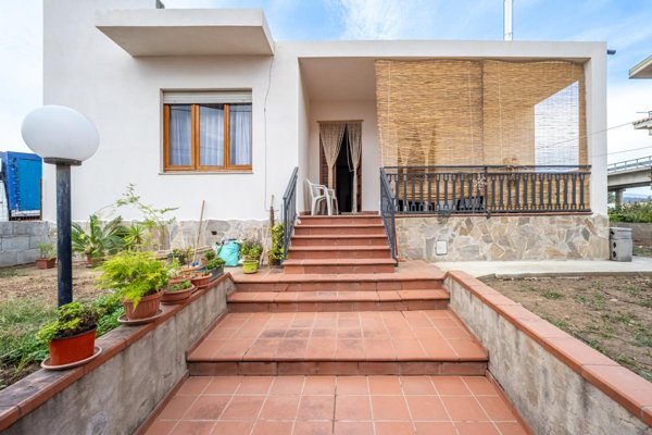 casa indipendente in vendita a Tortolì in zona Arbatax