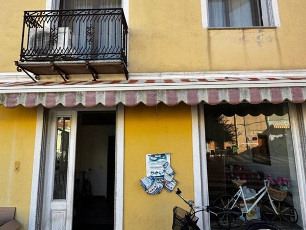 locale commerciale in vendita a Tortolì in zona Centro Storico