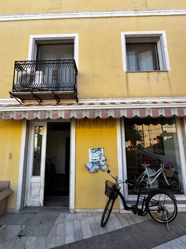 locale commerciale in vendita a Tortolì in zona Centro Storico