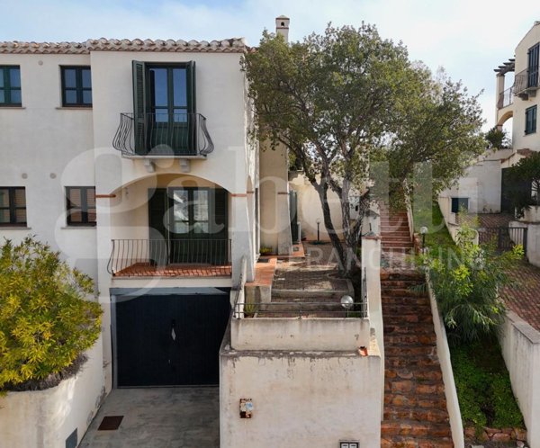 casa indipendente in vendita a Tortolì in zona Centro Storico