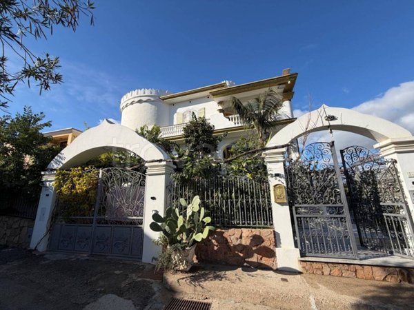 casa indipendente in vendita a Tortolì in zona Arbatax