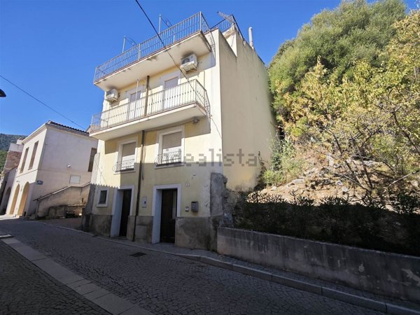 casa indipendente in vendita ad Urzulei