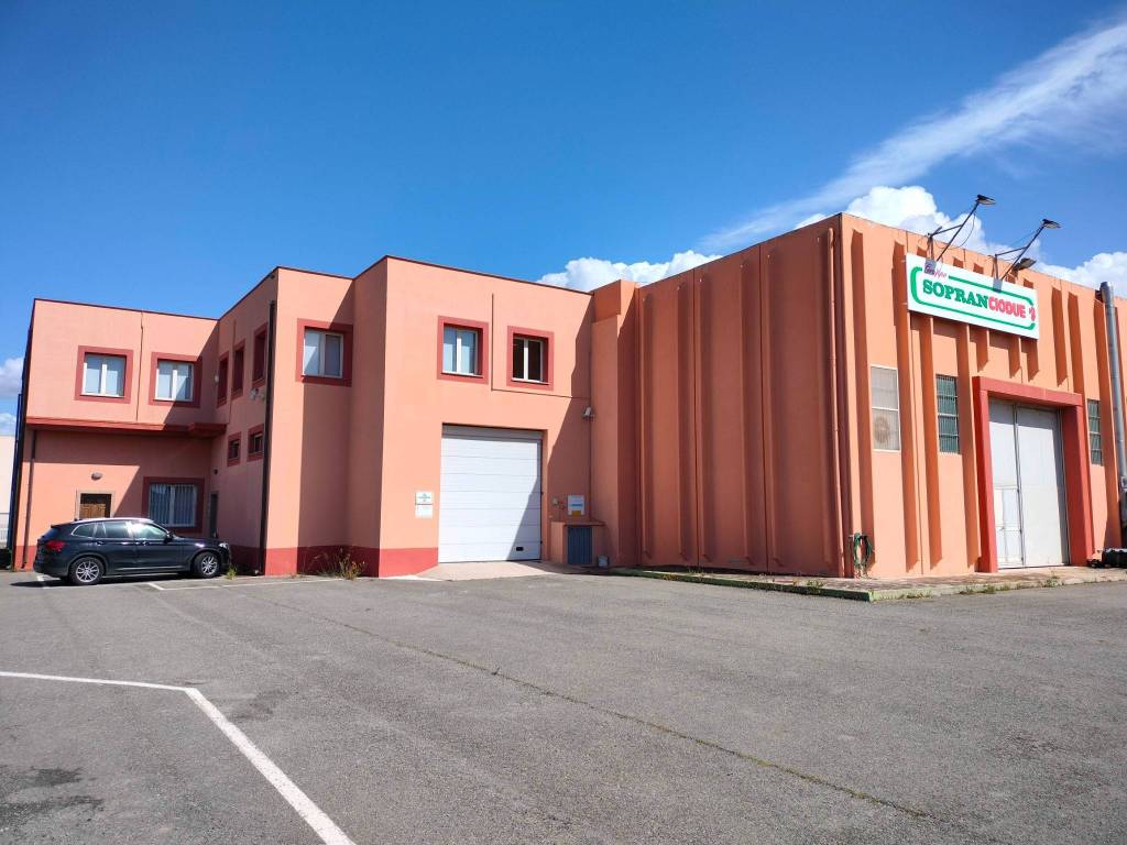 locale commerciale in vendita ad Assemini in zona Macchiareddu