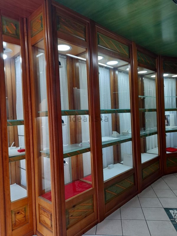 locale commerciale in vendita ad Assemini